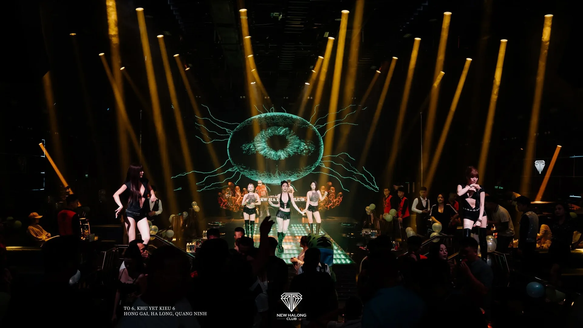 New Hạ Long Club — Sân khấu